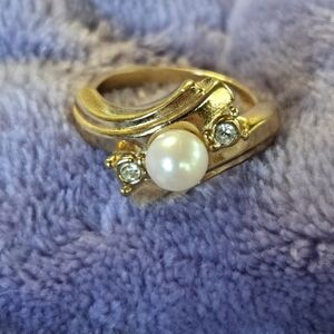 Vintage Cabochon White Stone In Sweeping Gold Tone Ring